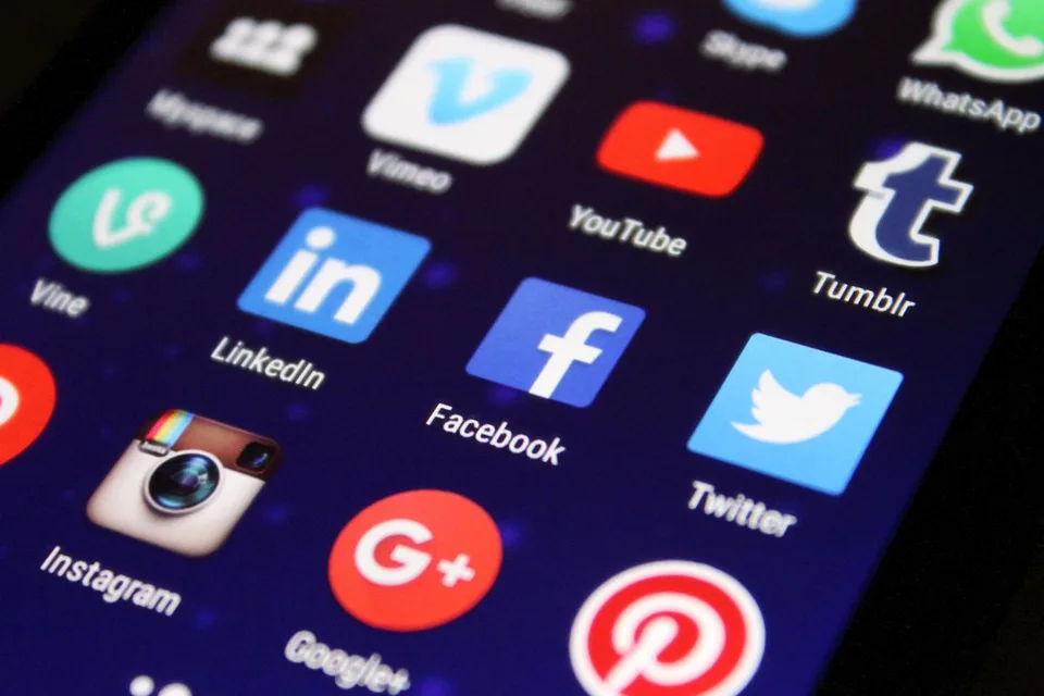 Social media marketing service photograph